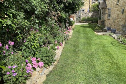 Stunning Interior Designed 2 Bedroom Cottage in the Center of Chipping Campden