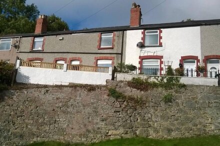 Bay View Terrace, Llandudno - quiet & spacious cottage, stunning views & WIFI