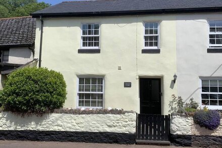 Beautiful 5 star rated renovated cottage in delightful South Devon village