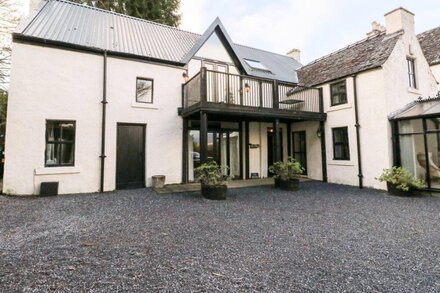 THE STEADING, family friendly, character holiday cottage in Lochawe