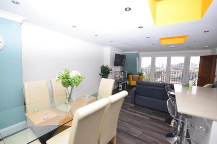 Spacious 3BR family apartment in Parsons Green