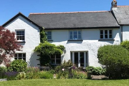 Beautiful cottage located in a delightful, quiet spot in the centre of Croyde