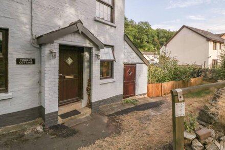 TINMANS COTTAGE, pet friendly, character holiday cottage in Lydbrook