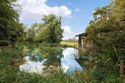 Secluded, New Forest Riverside Lodge