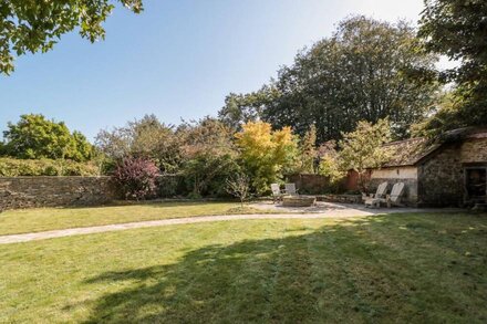 CARRIAGE HOUSE, character holiday cottage, with hot tub in Presteigne