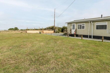 PORTHWEN LODGE, pet friendly, with a garden in Cemaes Bay