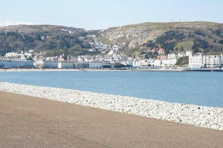 AMLWCH, romantic, country holiday cottage in Llandudno