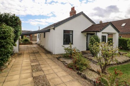 INGLENOOK, pet friendly, character holiday cottage in Ripon