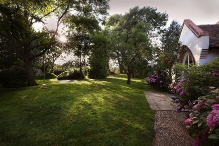 Historic Royal Kent cottage surrounded by large gardens & private swimming pool