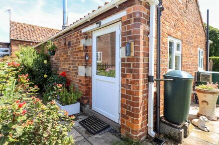 POPPY COTTAGE, pet friendly, character holiday cottage in Heckington