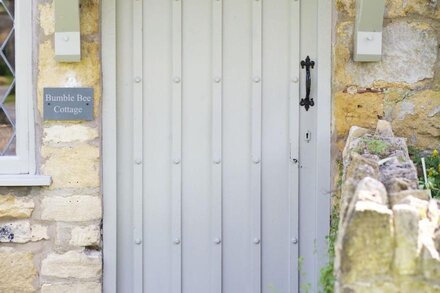 Cotswold stone cottage in the centre of Broadway village with parking