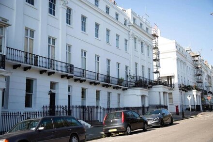 Spectacular Penthouse In Sussex Square