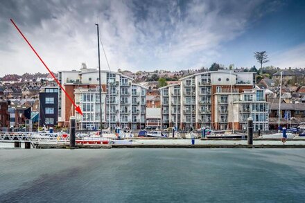 Luxury Cowes waterfront apartment with stunning panoramic marina & sea views