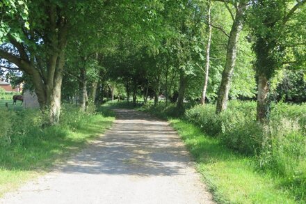 4 Star holiday cottage on farm near Marlborough, Stonehenge and  Avebury