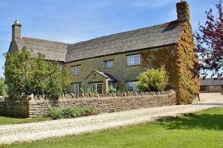 The Cotswold Manor Hall, Exclusive Hot Tub, Games Barn, 70 acres of Parkland