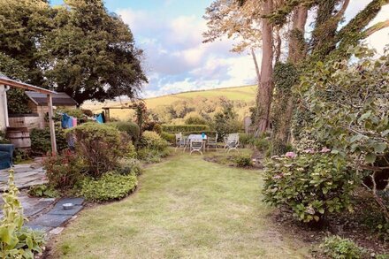 Friendly Fisherman's Cottage with a modern twist and large garden near the coast