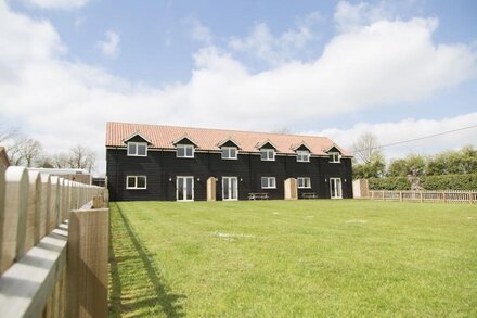 Sleeps 10! New Cottages with Pool, Sauna & Gym, in scenic Norfolk Countryside!