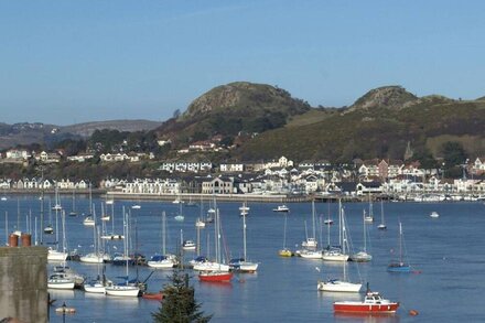 Spacious house in central Conwy with sea views