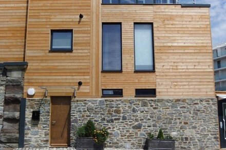 Unique Bristol Harbourside Apartment With Water Views