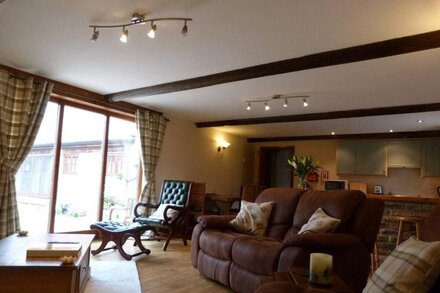 The Stables, Stunning Barn Conversion, Sleeps 4, Grounds overlook Hornsea Mere