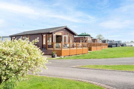 Stunning south facing lodge with river views in Shakespeare's Stratford.