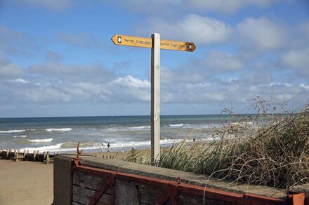 Traditional flint cottage with HOT TUB, 2 mins  from secluded beaches & pub!