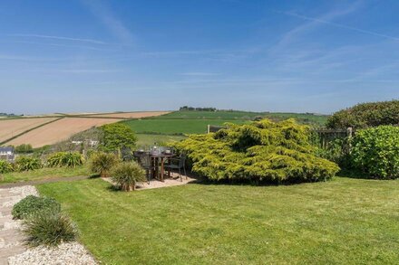 Cosy Coastal Getaway, Thurlestone. Garden. Beaches. Log Burner. Dog Friendly