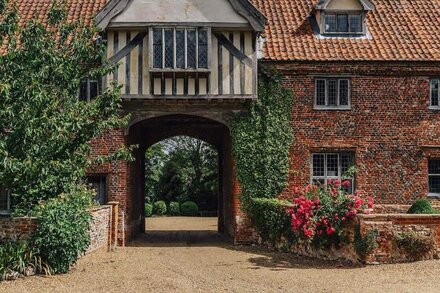 Breath-taking Luxury Tudor Hall & Gardens