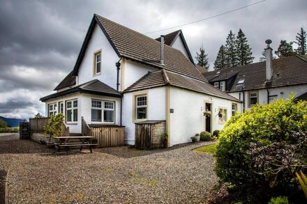 Lochside Cottage, waterside, pet friendly, heart of Loch Lomond National Park