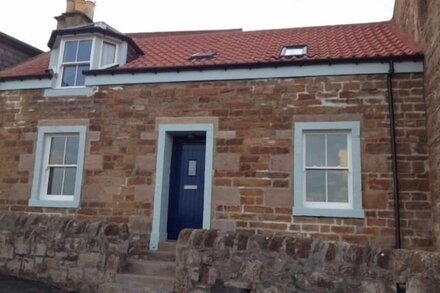 Beautiful 1850's Fisherman's Cottage on the sea front in prime location