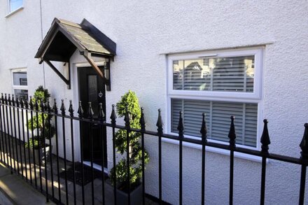 Knight Rest Cottage Conwy - 5 Star Reviews Boutique Cottage (parking & wifi)