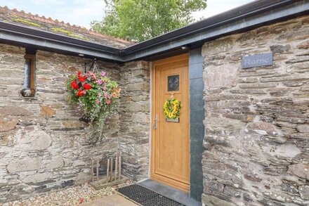 CAWSAND, pet friendly, luxury holiday cottage in Tideford