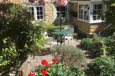 17th  CENTURY GRADE II LISTED THATCHED COTTAGE in THE HEART OF CHIPPING CAMPDEN