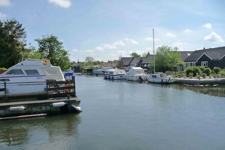 Self Catering 5 Bedroom Waterside Retreat Cottage Wroxham, Norfolk Broads, Eng