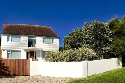 Contemporary interior designed house, 5 mins beach, 6 miles from Goodwood.