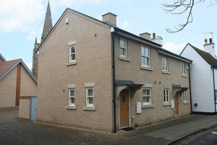 Modern Cottage In Traditional Style With Parking On Cathedral Doorstep