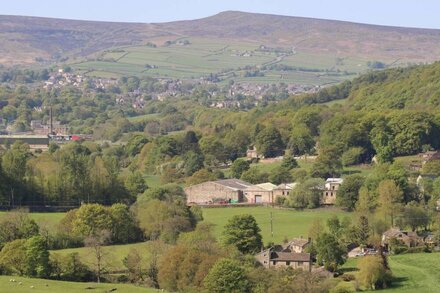 HOLMDALE COTTAGE, family friendly in Netherton, Yorkshire