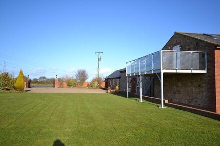 Luxury barn with heated indoor pool & hot tub close to Durham City