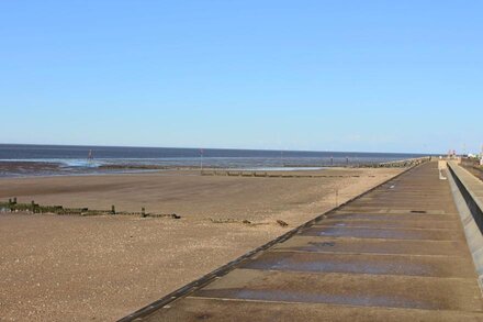 3 Bedroom, 2 Bathroom Property. Balcony with sea view based in Hunstanton.