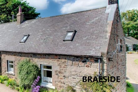 Chill, relax, walk, cycle, explore at this peaceful Northumberland cottage.