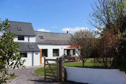 Beautifully refurbished former boathouse in Morfa Nefyn with sauna