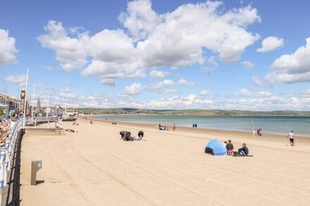 BARAKAH, character holiday cottage, with a garden in Weymouth