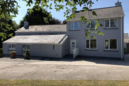 Large Family House - sleeps 10. Central Location. 15 mins from coast.