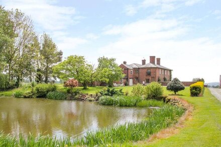 THE MANOR HOUSE AT KENWICK LODGE, family friendly in Cockshutt