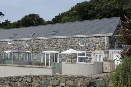 Stunning views of Cardigan Bay, quiet location, dogs welcome on a farm