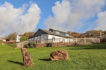 WILD ACRES, pet friendly, luxury holiday cottage in Coverack