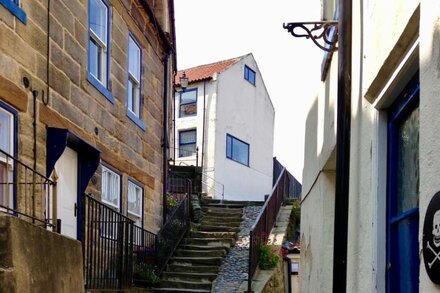 Charming, spacious cottage with stunning views of Staithes and the harbour