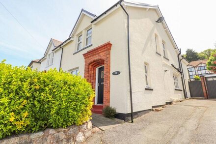 PENRHYN VIEW, pet friendly, with a garden in Rhos-On-Sea