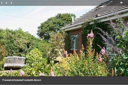 Peaceful Secluded Garden Cottage is near to beach, rail, bus and bustley town.