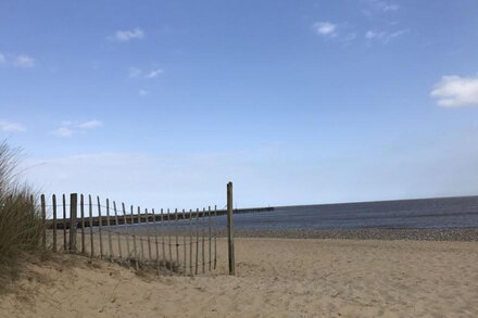 Spacious Penthouse apartment, Walberswick, Nr Southwold sleeping 6 next to beach